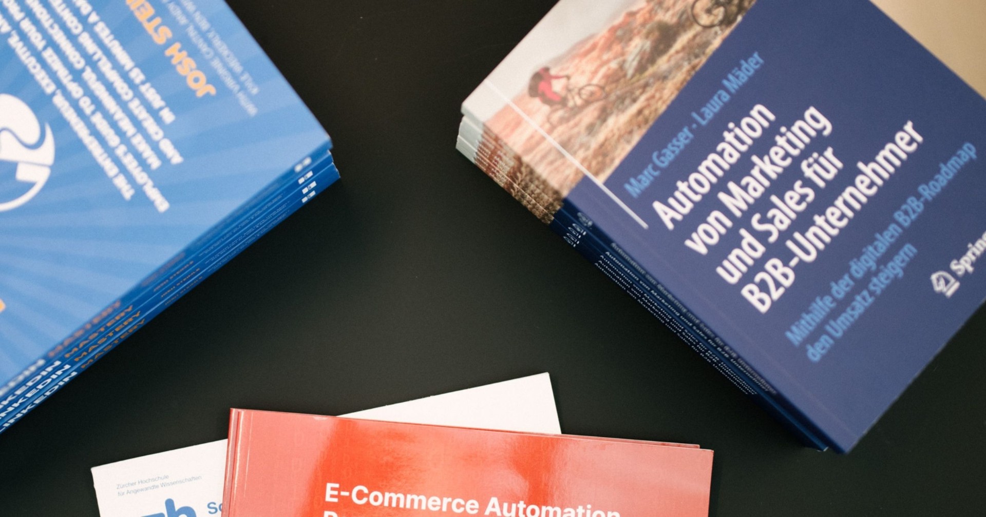 Bücherstapel zu B2B-Marketing- und Sales-Automation